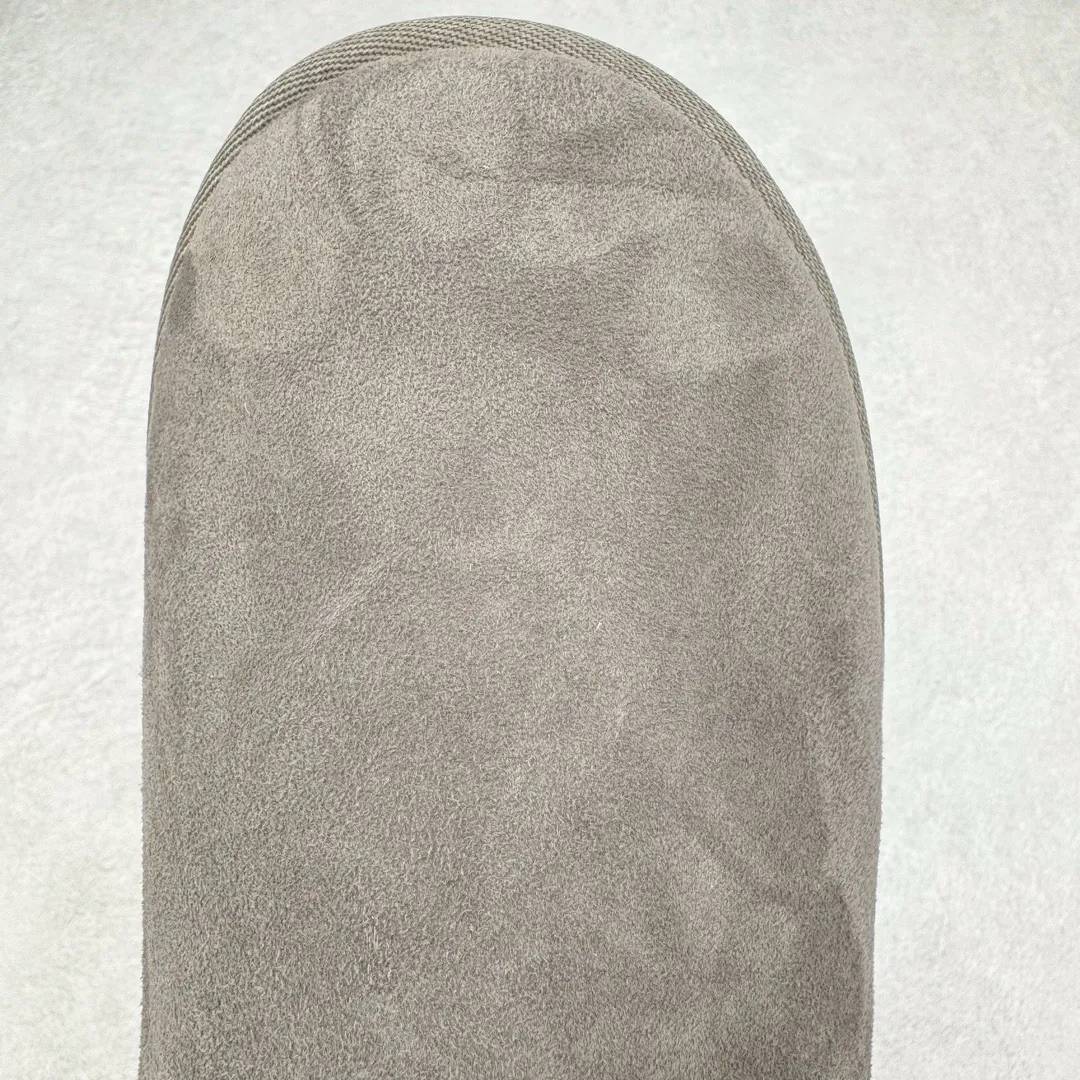 Pick up locally💰520 UGG 6222 Classic short-cut autumn and winter sheepskin and fur integrated snow boots. All shoes are made from the same factory as ZP. Longfeng A-grade Australian imported sheepskin and fur integrated men's and women's boots. Brand OEM production line. Fully follow the ZP process. OEM original pattern maker. Adhering to the principle of no original shoes and no development selection. Pay attention to every detail. The most authentic version on the market. TREADLITE "Light Wing" technology outsole. Lightweight/durable/flexible/pile size: 35 36 37 38 39 40 41 42 43 44 45 Coding: by2936060